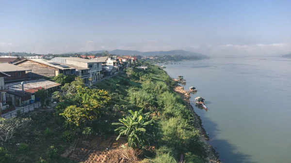 Sisli bir sabahta Chiang Khan Eski Köyü 'nün insansız hava aracı görüntüsü. Mekong Nehri kıyısındaki köy, şu anda Loei Eyaleti Tayland 'ın ünlü bir turistik merkezi olan Tayland-Laos sınırıdır..