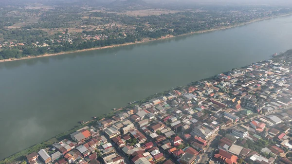 Sisli bir sabahta Chiang Khan Eski Köyü 'nün insansız hava aracı görüntüsü. Mekong Nehri kıyısındaki köy, şu anda Loei Eyaleti Tayland 'ın ünlü bir turistik merkezi olan Tayland-Laos sınırıdır..