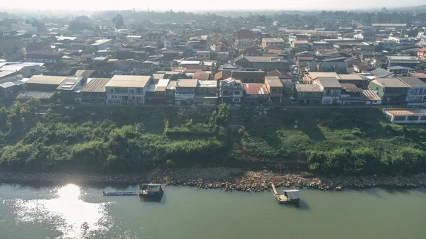 Sisli bir sabahta Chiang Khan Eski Köyü 'nün insansız hava aracı görüntüsü. Mekong Nehri kıyısındaki köy, şu anda Loei Eyaleti Tayland 'ın ünlü bir turistik merkezi olan Tayland-Laos sınırıdır..