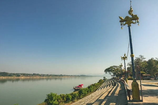 Sisli sabahlarda Chiang Khan Eski Köyü 'nün manzarası. Mekong Nehri yakınlarındaki köy, şu anda Loei Eyaleti Tayland' ın ünlü bir turistik merkezi olan Tayland-Laos sınırıdır..