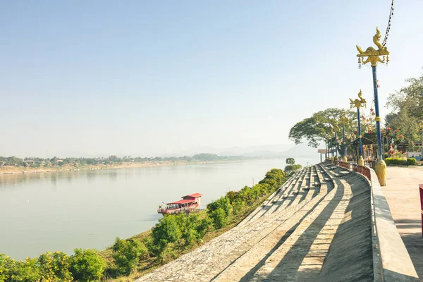 Sisli sabahlarda Chiang Khan Eski Köyü 'nün manzarası. Mekong Nehri yakınlarındaki köy, şu anda Loei Eyaleti Tayland' ın ünlü bir turistik merkezi olan Tayland-Laos sınırıdır..