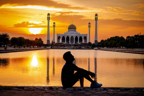 Man Watching Landscape Beautiful Sunset Sky Central Mosque Songkhla Province — Fotografia de Stock