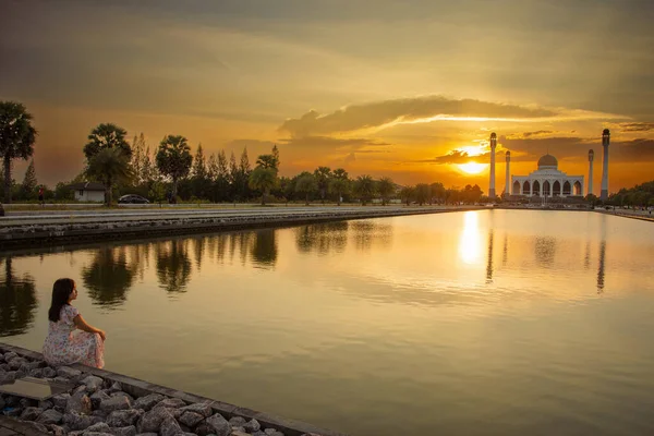 Beautiful Girl Watching Landscape Beautiful Sunset Sky Central Mosque Songkhla — Fotografia de Stock