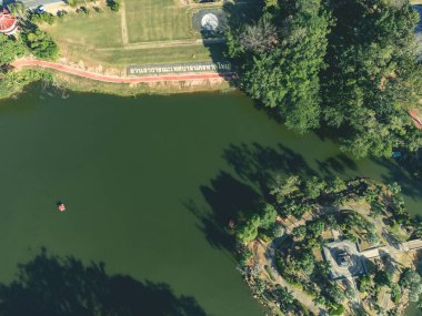 Tayland 'ın Songkhla kentindeki Hat yai belediye parkında keyif çatan turistleri tanıtmak için pedal botu ve park alanında piknik yapmak gibi birçok etkinlik.