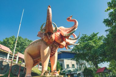 Tayland, Hatyai 'deki Hat yai Belediye Parkı' nda Buda 'ya tapanlarla..