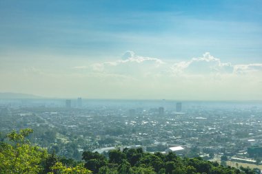 Hat yai 'nin şehir manzarası Hat yai belediye parkında, Songkhla, Tayland' da pedal botu ve park alanında piknik gibi aktivitelerle eğleniyor..