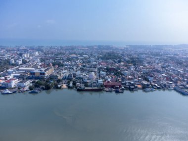 Tayland 'ın Songkhla adasında deniz mahsulleri ve erzak nakli için demirlemiş çok sayıda gemisi olan balıkçı rıhtımının havadan görünüşü