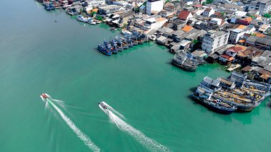 Tayland 'ın Songkhla adasında deniz mahsulleri ve erzak nakli için demirlemiş çok sayıda gemisi olan balıkçı rıhtımının havadan görünüşü