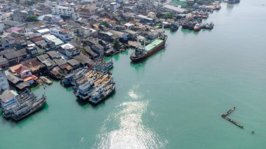 Tayland 'ın Songkhla adasında deniz mahsulleri ve erzak nakli için demirlemiş çok sayıda gemisi olan balıkçı rıhtımının havadan görünüşü