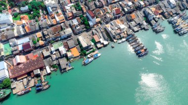 Tayland 'ın Songkhla adasında deniz mahsulleri ve erzak nakli için demirlemiş çok sayıda gemisi olan balıkçı rıhtımının havadan görünüşü
