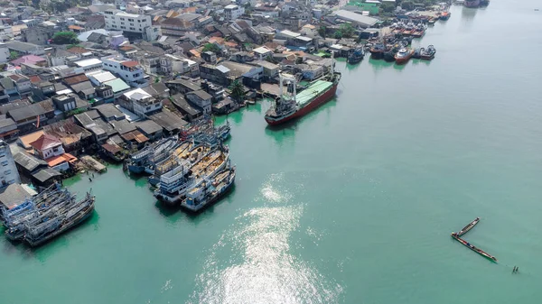 Tayland 'ın Songkhla adasında deniz mahsulleri ve erzak nakli için demirlemiş çok sayıda gemisi olan balıkçı rıhtımının havadan görünüşü