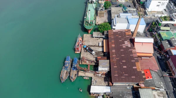 Tayland 'ın Songkhla adasında deniz mahsulleri ve erzak nakli için demirlemiş çok sayıda gemisi olan balıkçı rıhtımının havadan görünüşü