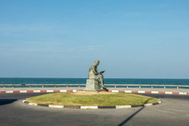 Songkhla Parkı, Tayland yakınlarındaki Miami Plajı. Hindistan cevizi plaka ağacı ve yol yolu ile Songkhla 'nın güzel bir simgesi..