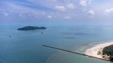 Tayland Körfezi insansız hava aracı Rat Island ve Cat Island 'ın geçmişine sahip Kargo gemisini gösteriyor, Songkhla, Tayland' ın güneyi.