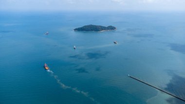 Kargo gemisinin kargo taşıyıcı taşıdığı ve uluslararası okyanusta gümrük için kargo limanı işlettiği havadan görülüyor..