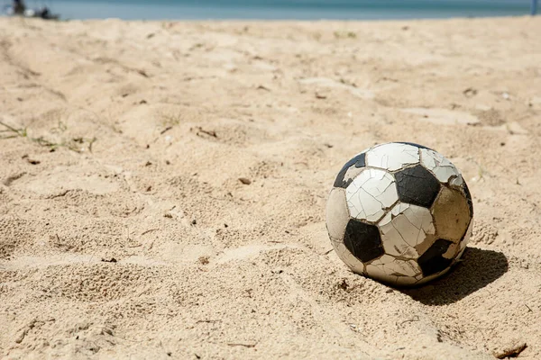 Одинокий Мяч Пляже Кем Сломанный Классический Мяч Песке Абстрагируясь Быта — стоковое фото