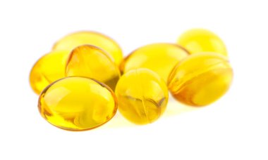 Beyaz arka plan üzerinde gelen balık yağı Omega 3 kapsülleri