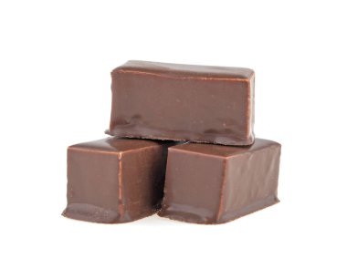 Beyaz arkaplanda izole edilmiş çikolata çubuğu