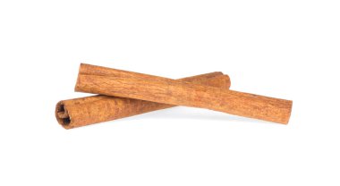 beyaz zemin üzerinde izole iki tarçın sopa