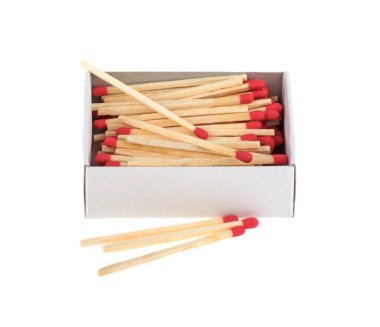 Beyaz arkaplanda izole edilmiş ahşap kibrit kutusu