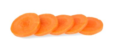 Dilimlenmiş havuç beyaz arka planda izole