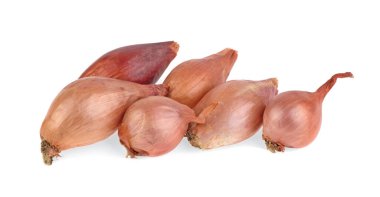 Beyaz zemin üzerinde soyulmamış küçük kahverengi soğanlar