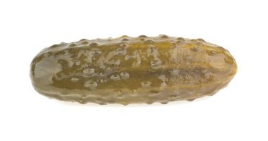 Terbiye edilmiş salatalık beyaz arka planda izole edilmiş. Gherkin. Tuzlu kornişon..