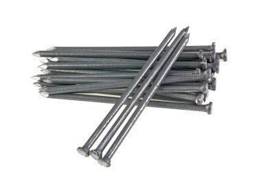Beyaz arka planda bir sürü metal çivi var.