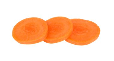 Dilimlenmiş havuç beyaz arka planda izole