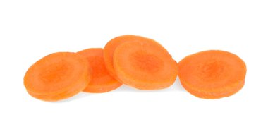 Dilimlenmiş havuç beyaz arka planda izole