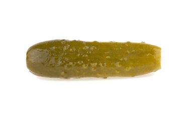 Terbiye edilmiş salatalık beyaz arka planda izole edilmiş.