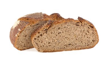 Beyaz arka planda izole edilmiş taze çavdar ekmeği dilimi