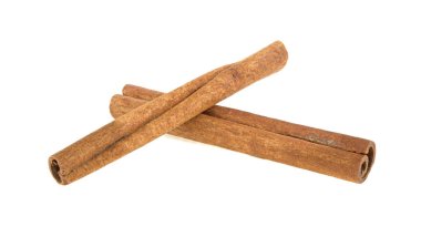 beyaz zemin üzerinde izole iki tarçın sopa