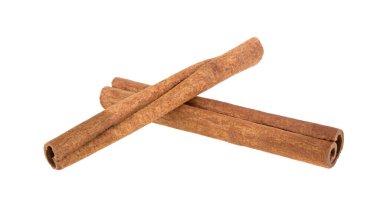 beyaz zemin üzerinde izole iki tarçın sopa