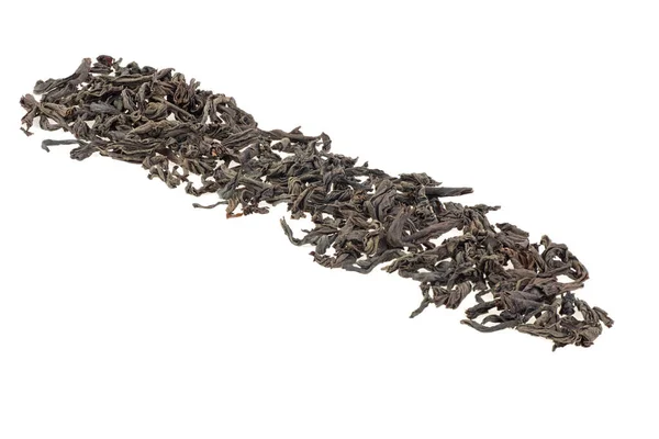 乾燥した紅茶の葉は白い背景に隔離されています 黒茶の山 大葉黒茶 — ストック写真