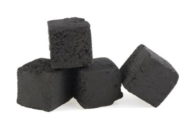 Beyaz arka plan üzerinde izole nargile için kömür