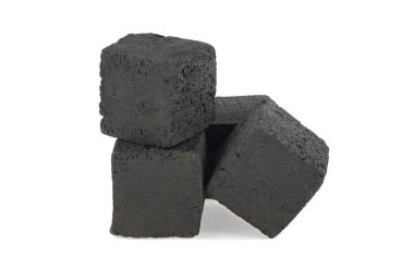 Beyaz arka plan üzerinde izole nargile için kömür