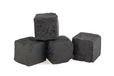 Beyaz arka plan üzerinde izole nargile için kömür