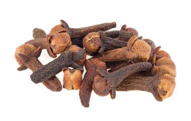 karanfil tohumları beyaz arka planda kuru izole. makro