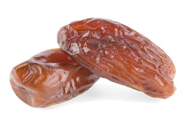 Beyaz arkaplanda iki tarih izole edilmiş meyve