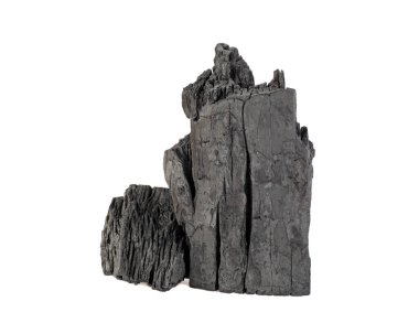 Beyaz arka planda geleneksel kömür ya da kömür izole edilmiş. Barbekü için doğal kömür yığını