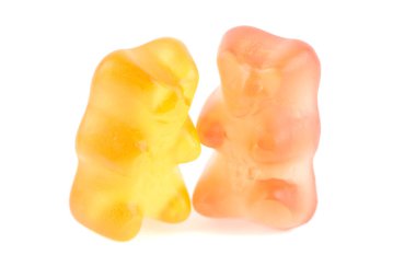 Beyaz arka planda izole edilmiş çok renkli jöle ayı şekeri