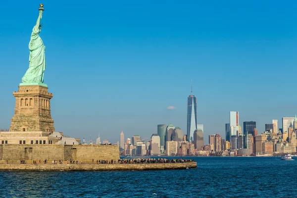 Statue of Liberty and New York City — Stock Photo, Image