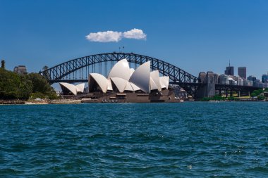 Sydney Opera Binası ve Liman Köprüsü