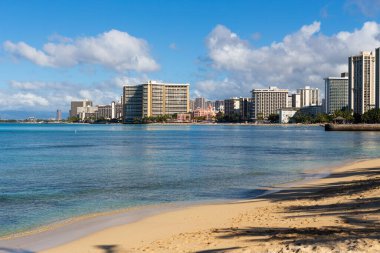 Waikiki otelleri ve plajın ötesindeki binalar, Oahu, Hawaii