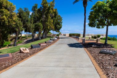 Punchbowl Sahne Gözcüsüne giden yol, anıt plaketlerle çevrili, Oahu, Hawaii