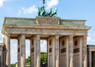 Berlin, Almanya - 14 Temmuz 2010: Brandenburg Kapısı. Almanya 'nın başkenti Pariser Platz' ın girişinde büyük klasik kemer..