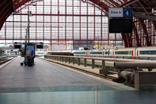 Antwerp, Belçika - 12 Temmuz 2010: İstasyon Antwerpen-Centraal. Antwerp Merkez İstasyonu, kuzey liman şehrinde büyük bir demiryolu istasyonu..