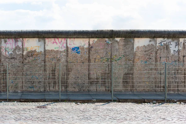 Berlin, Almanya - 14 Temmuz 2010: Berliner Mauer. Berlin duvarı. Şehri bölen el değmemiş Soğuk Savaş bariyeri..