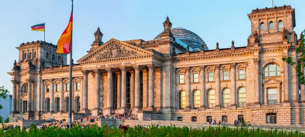 Berlin, Almanya - 14 Temmuz 2010: Reichstag Binası, Neo-Rönesans parlamento binası İkinci Dünya Savaşı 'ndaki hasar sonrasında restore edildi.